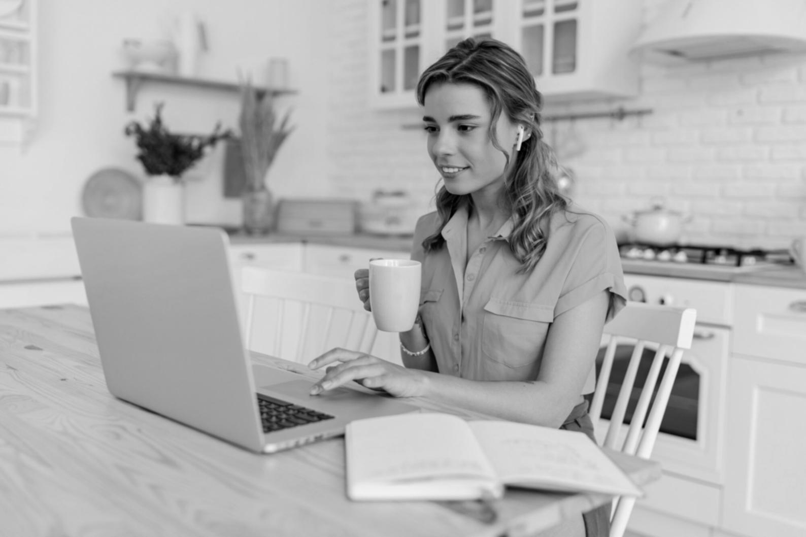 Equipo de profesionales trabajando en estrategias financieras